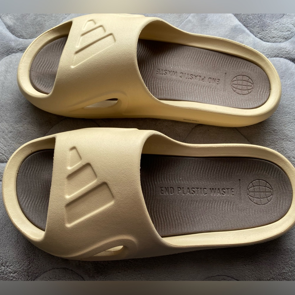 NWT - Adicane Slides - Sand - M6/W7